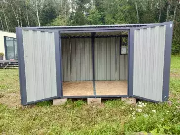 Хозблок для хранения в графитовом цвете в едином стиле с домом в КП Цветочный 2, Краснопахорское поселение, МО 